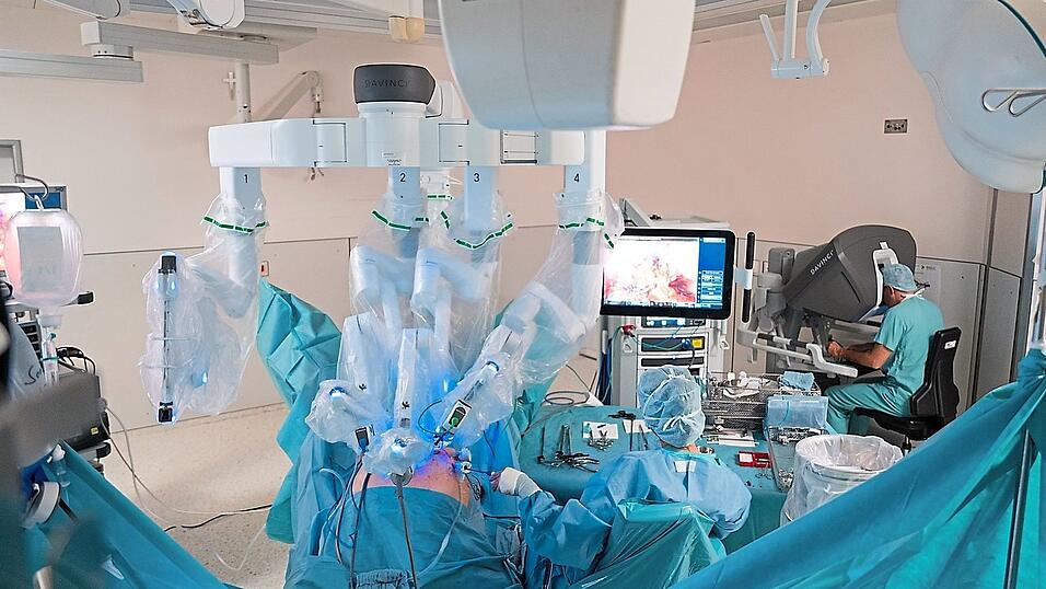 Bei der 'robotischen Laparaskopie' steuert der Operateur die mechanischen Arme des DaVinci-Systems von den 3D-Bildschirmen seiner Konsole mit einer Präzision fern, die aus der freien Hand nicht möglich wäre.