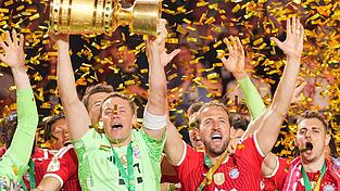 Der FC Bayern hofft mit Kapit&auml;n Manuel Neuer (l) und Torj&auml;ger Harry Kane (r) auf eine Wiederholung ihres DFB-Pokal-Erfolgs. (Archivbild)