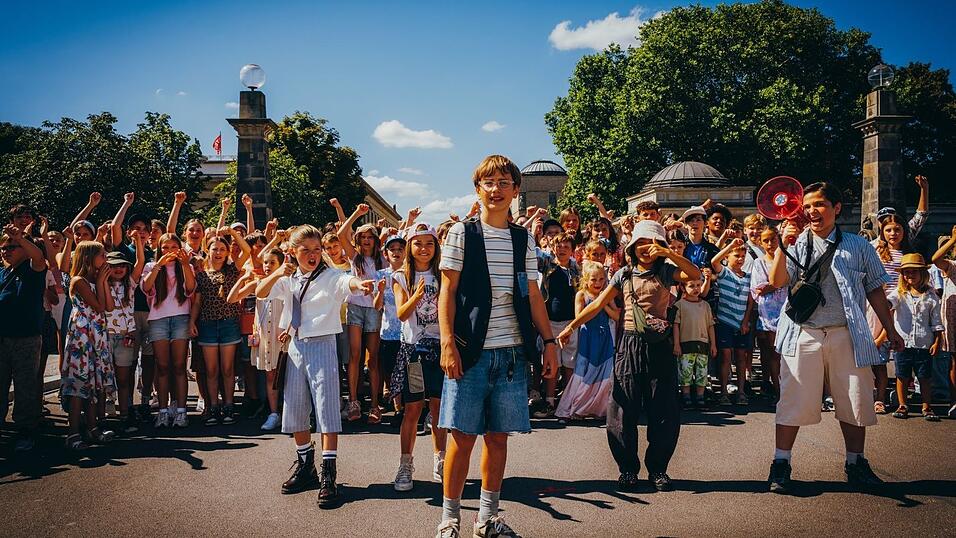 Nicholas Jonah Peter (Mitte) als Emil und seine vielen neuen Freunde in einer Szene des Films «Emil und die Detektive» (Kinostart 24.09.2026). Nicholas Jonah Peter (Mitte) als Emil und seine vielen neuen Freunde in einer Szene des Films «Emil und die Detektive» (Kinostart 24.09.2026).