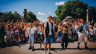 Nicholas Jonah Peter (Mitte) als Emil und seine vielen neuen Freunde in einer Szene des Films «Emil und die Detektive» (Kinostart 24.09.2026). Nicholas Jonah Peter (Mitte) als Emil und seine vielen neuen Freunde in einer Szene des Films «Emil und die Detektive» (Kinostart 24.09.2026).