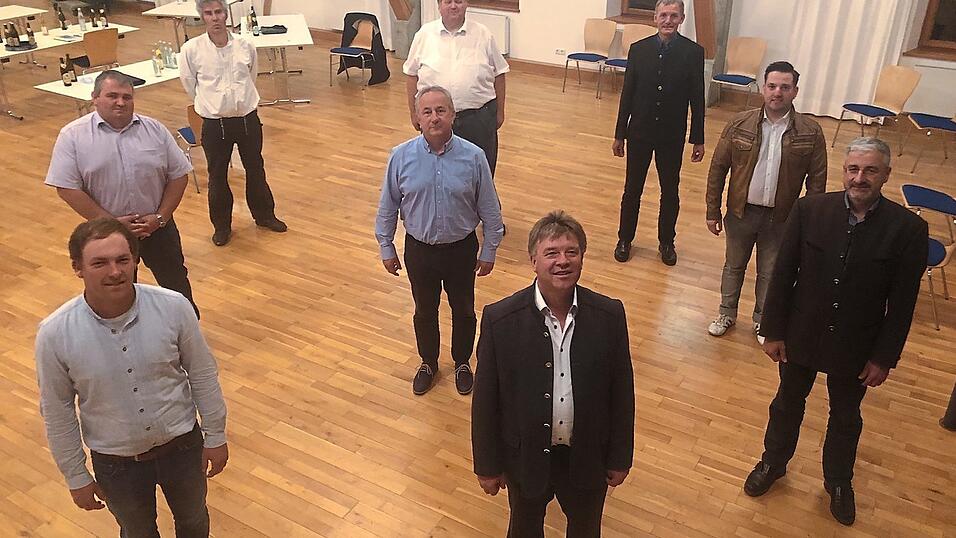 Die Mitglieder des Gemeinderates Schalkham (von links): Matthias Weiß, Mario Eichner, Örni Poschmann, Andreas Nitzl, Jürgen Buchner, Lorenz Fuchs, Adolf Geltinger, Robert Wirthmüller und Andreas Wolker. Die Mitglieder des Gemeinderates Schalkham (von links): Matthias Weiß, Mario Eichner, Örni Poschmann, Andreas Nitzl, Jürgen Buchner, Lorenz Fuchs, Adolf Geltinger, Robert Wirthmüller und Andreas Wolker.