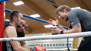 Tado Pejinovic (l) wurde von Murad Sen (2.v.l.) und Trainer Teemu Schaper auf seinen Gegner Rahimzai Masiulah bestens eingestellt, dennoch setzte es eine knappe Niederlage nach Punkten.