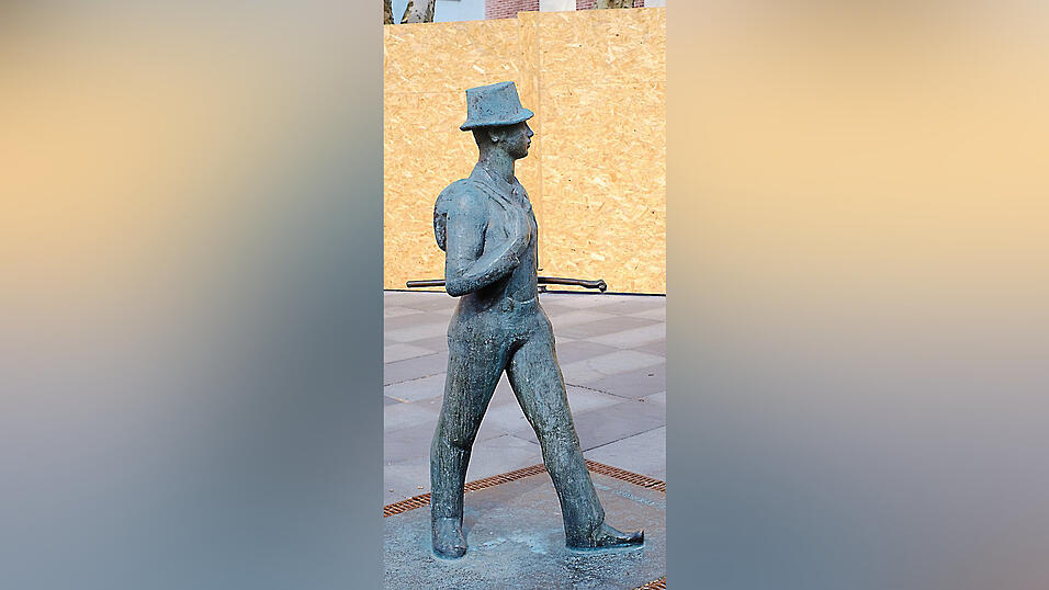 Die Bruder-Straubinger-Statue wird ihren Standplatz am Steiner-Thor-Platz baustellenbedingt vor&uuml;bergehend r&auml;umen.