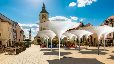 Etwa so würde der Obere Stadtplatz gemäß dem Vorschlag der Stadtverwaltung zur künftigen Beschattung aussehen. Die kelchförmigen weißen Schirme stießen aber nicht bei allen Stadträten auf Gegenliebe. Etwa so würde der Obere Stadtplatz gemäß dem Vorschlag der Stadtverwaltung zur künftigen Beschattung aussehen. Die kelchförmigen weißen Schirme stießen aber nicht bei allen Stadträten auf Gegenliebe.