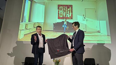 Kai Diekmann erh&auml;lt von MdL Stefan Ebner ein kuscheliges Geschenk.