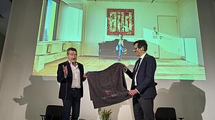 Kai Diekmann erh&auml;lt von MdL Stefan Ebner ein kuscheliges Geschenk.