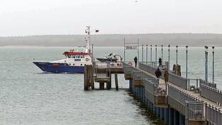 Die Einsatzkräfte suchen den Wal seit dem Morgen wieder von Wasser aus. Die Einsatzkräfte suchen den Wal seit dem Morgen wieder von Wasser aus.