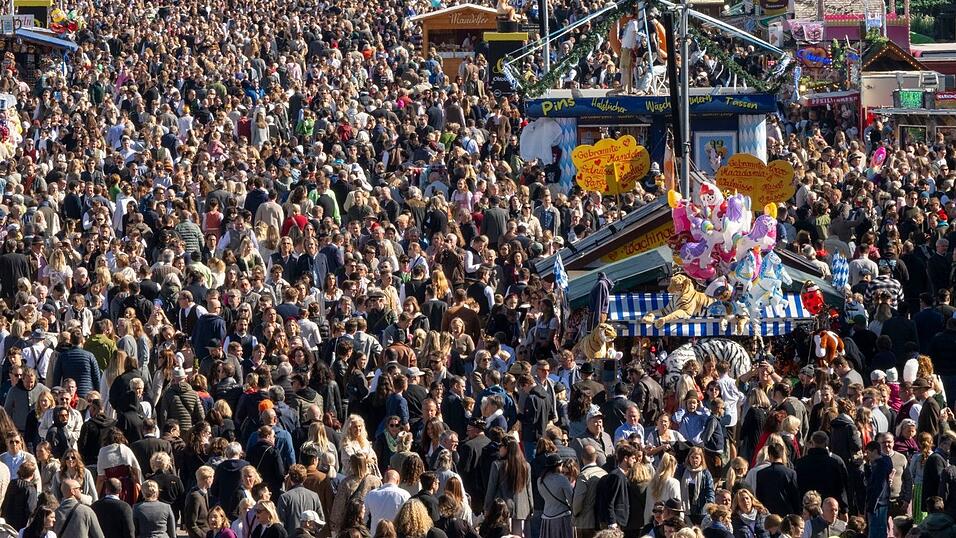 Gleich an zwei Tagen musste die Wiesn wegen Überfüllung geschlossen werden.