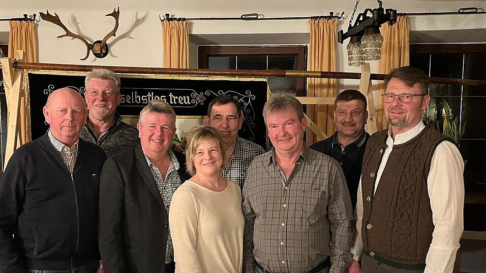 Der Vorstand des Krieger- und Reservistenvereins Attenhofen nach der Neuwahl (v. l.): Martin Gösswein, Thomas Heidingsfelder, Ewald Aigner, Anita Zieglmeier, Anton Spornraft, Anton Zirmer, Dieter Lentner sowie Wahlleiter Konstantin Bauer; auf dem Bild fehlen Anita Eisenhofer und Eduard Riedl. Der Vorstand des Krieger- und Reservistenvereins Attenhofen nach der Neuwahl (v. l.): Martin Gösswein, Thomas Heidingsfelder, Ewald Aigner, Anita Zieglmeier, Anton Spornraft, Anton Zirmer, Dieter Lentner sowie Wahlleiter Konstantin Bauer; auf dem Bild fehlen Anita Eisenhofer und Eduard Riedl.