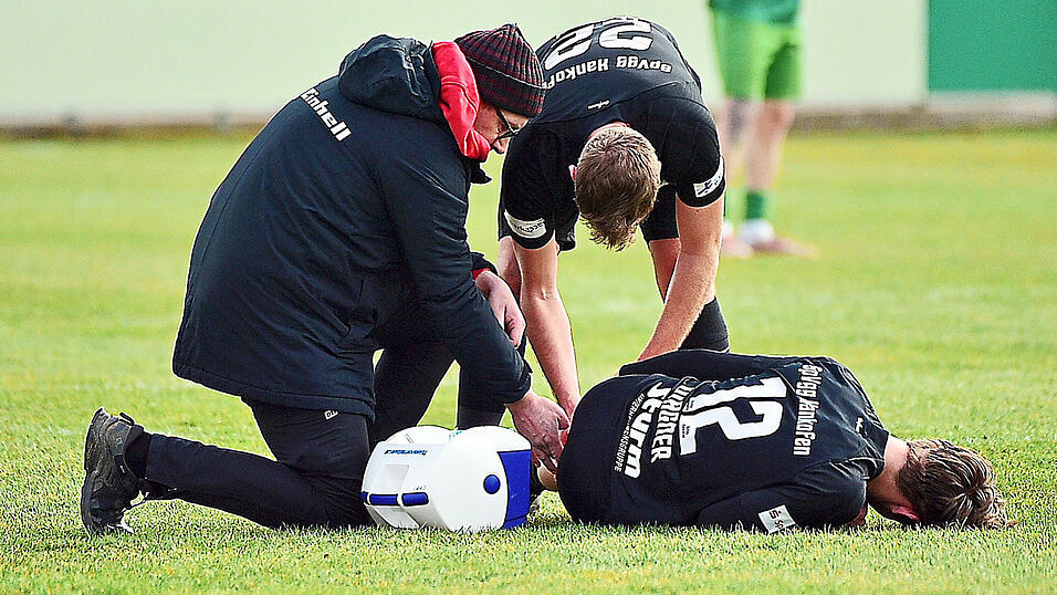 Doppelt schmerzhaft: Hankofens Brian Wagner - hier mit Tobias Lermer und Betreuer Markus Mayer - wird wegen einer Verletzung auf dem Platz behandelt und kann die Partie in Ansbach nicht zu Ende spielen. Die 0:4-Niederlage, die die SpVgg Hankofen in Franken kassiert, dürfte nicht gerade zur Schmerzlinderung beitragen. Doppelt schmerzhaft: Hankofens Brian Wagner - hier mit Tobias Lermer und Betreuer Markus Mayer - wird wegen einer Verletzung auf dem Platz behandelt und kann die Partie in Ansbach nicht zu Ende spielen. Die 0:4-Niederlage, die die SpVgg Hankofen in Franken kassiert, dürfte nicht gerade zur Schmerzlinderung beitragen.
