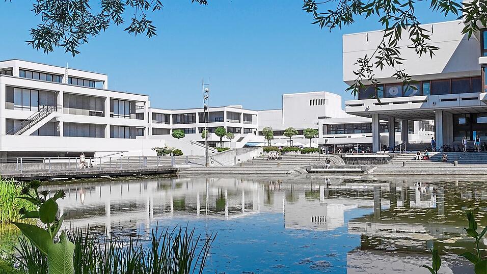 Statt in die Altstadt integriert zu werden, wie vom damaligen Oberbürgermeister Rudolf Schlichtinger gewünscht, wurde die neue Universität als Campus-Anlage gebaut.
