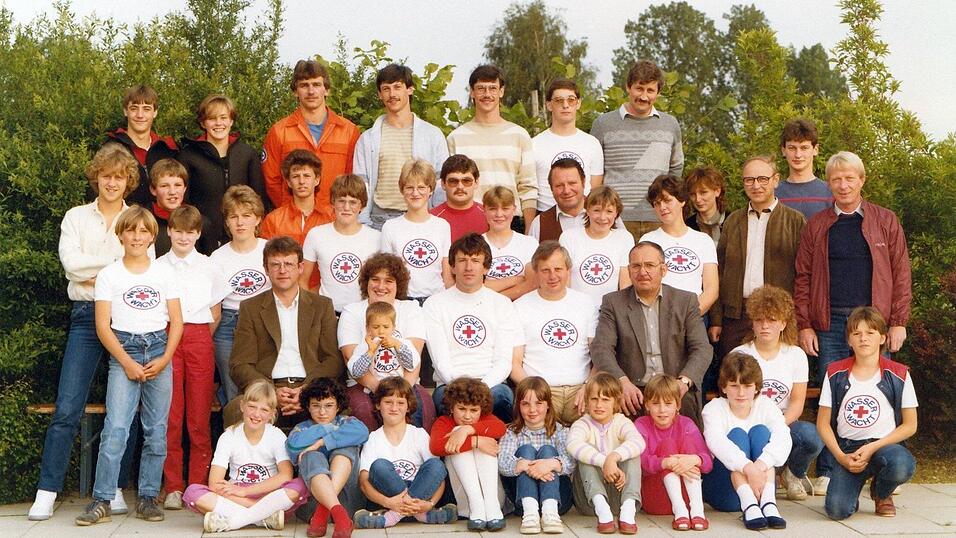1985, als die Arnbrucker Wasserwacht bereits in Hochform war und mehr als hundert Mitglieder aller Altersstufen zählte, schoss Werner Weber (Bodenmais) dieses Bild mit Vorstand Herbert Wanninger, Stellvertreter Helmut Fischl, Kassier Hans Obermaier und Hallenbad-Cafetier Alois Bauer (alle in der Mitte). 1985, als die Arnbrucker Wasserwacht bereits in Hochform war und mehr als hundert Mitglieder aller Altersstufen zählte, schoss Werner Weber (Bodenmais) dieses Bild mit Vorstand Herbert Wanninger, Stellvertreter Helmut Fischl, Kassier Hans Obermaier und Hallenbad-Cafetier Alois Bauer (alle in der Mitte).
