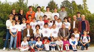 1985, als die Arnbrucker Wasserwacht bereits in Hochform war und mehr als hundert Mitglieder aller Altersstufen zählte, schoss Werner Weber (Bodenmais) dieses Bild mit Vorstand Herbert Wanninger, Stellvertreter Helmut Fischl, Kassier Hans Obermaier und Hallenbad-Cafetier Alois Bauer (alle in der Mitte). 1985, als die Arnbrucker Wasserwacht bereits in Hochform war und mehr als hundert Mitglieder aller Altersstufen zählte, schoss Werner Weber (Bodenmais) dieses Bild mit Vorstand Herbert Wanninger, Stellvertreter Helmut Fischl, Kassier Hans Obermaier und Hallenbad-Cafetier Alois Bauer (alle in der Mitte).