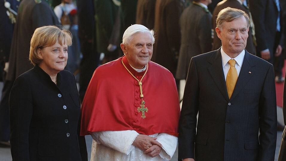 Die damalige Bundeskanzlerin Angela Merkel und der damalige Bundespräsident Horst Köhler trafen den Papst 2006 in München. (Archivbild) Die damalige Bundeskanzlerin Angela Merkel und der damalige Bundespräsident Horst Köhler trafen den Papst 2006 in München. (Archivbild)