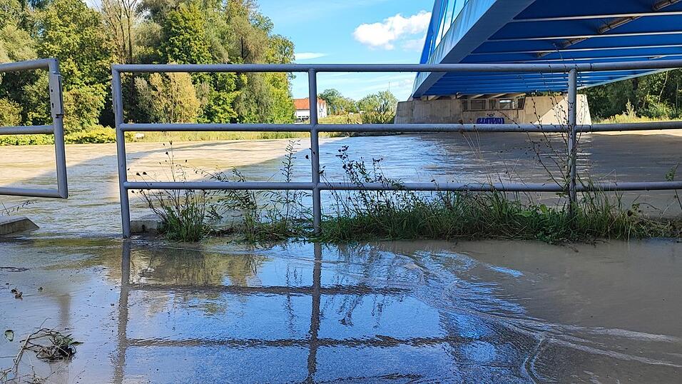 Auch der Gehweg unter der Isarbrücke stand am Dienstag komplett unter Wasser.