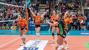Vor eigenem Publikum in der Turmair-Volleyballarena, wie hier in der Partie gegen Leverkusen, jubelt es sich am schönsten. Am Samstagabend würden das die Spielerinnen von NawaRo Straubing gerne auch wieder bei der Partie gegen den Liganeuling Markkleeberg tun.
