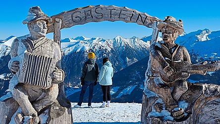 Zwischen den Bergstationen der Senderbahn und der Stubnerkogelbahn lohnt es sich, den schönen Ausblick auf die Berggipfel hinter Bad Gastein zu genießen.