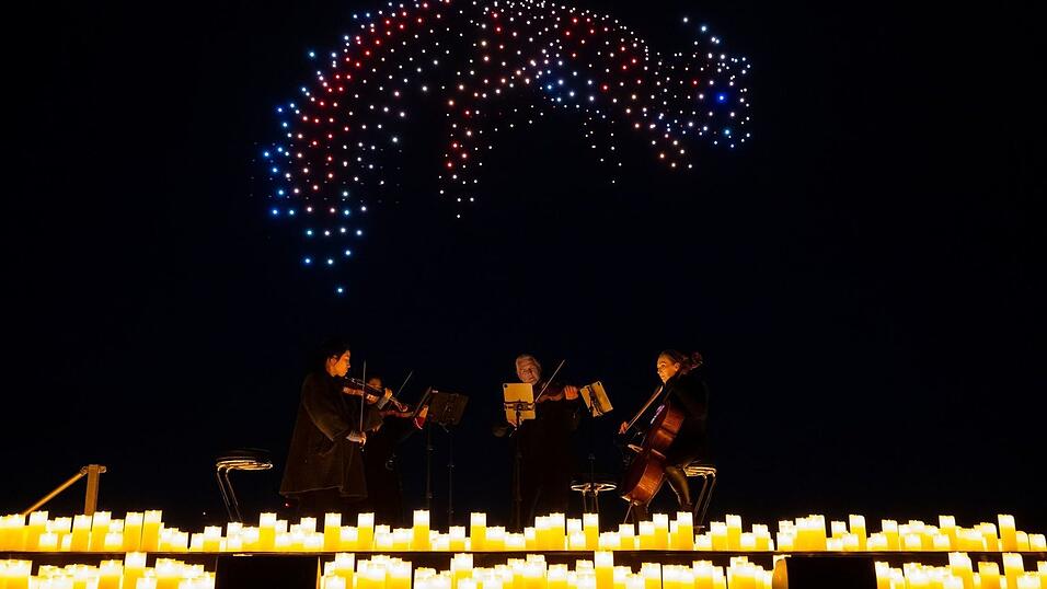 Ein Eichh&ouml;rnchen, gebildet aus mit LED-ausgestatteten Drohnen.