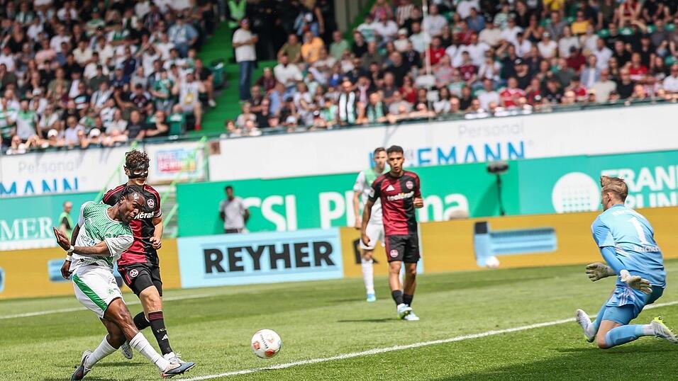 Noel Futkeu (l) staubt ab zum F&uuml;rther 1:0.