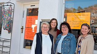 Das Schatzkisterl-Team mit Marlene Schröger (2.v.r.) sagt in Buch Servus und zieht nach Ast um. Das Schatzkisterl-Team mit Marlene Schröger (2.v.r.) sagt in Buch Servus und zieht nach Ast um.