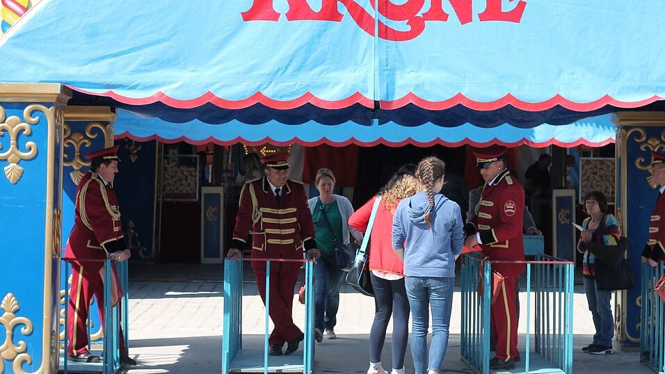 Bis zum 17. Mai gastiert der Circus Krone in Straubing. Wir haben uns angeschaut, wie es hinter den Kulissen aussieht. Bis zum 17. Mai gastiert der Circus Krone in Straubing. Wir haben uns angeschaut, wie es hinter den Kulissen aussieht.