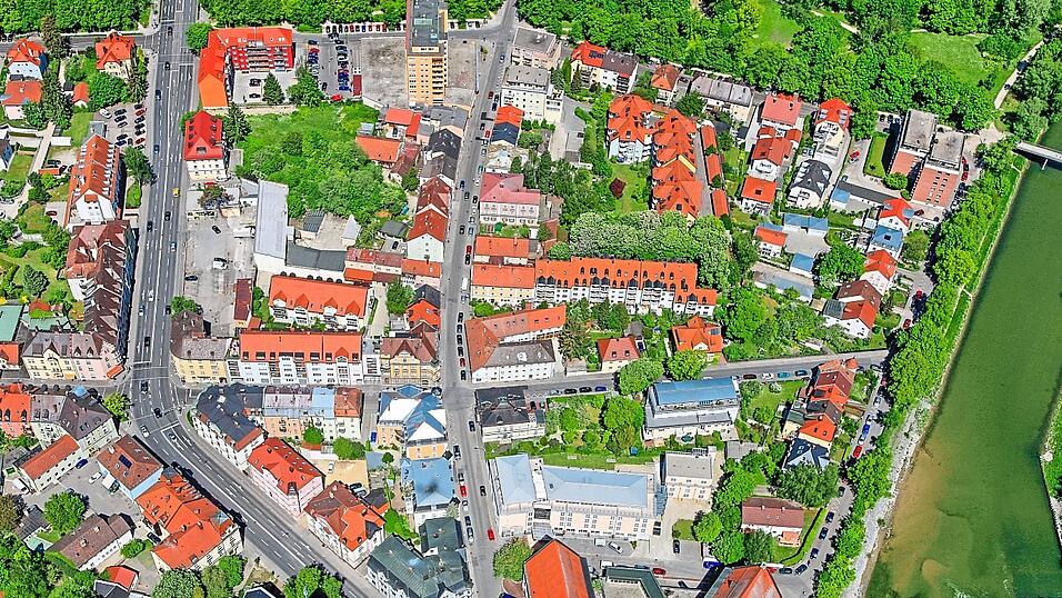 Die Mehrheit des Stadtrats sieht momentan keine Veranlassung, zwischen Luitpoldstraße, Dammstraße und Isar einen Bebauungsplan aufzustellen. Auf dem Luftbild noch zu sehen ist das Gebäude an der Ecke Papierer-/Untere Schwimmschulstraße, das mittlerweile abgerissen wurde. Die Mehrheit des Stadtrats sieht momentan keine Veranlassung, zwischen Luitpoldstraße, Dammstraße und Isar einen Bebauungsplan aufzustellen. Auf dem Luftbild noch zu sehen ist das Gebäude an der Ecke Papierer-/Untere Schwimmschulstraße, das mittlerweile abgerissen wurde.