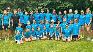 Die Schwimmer des SV Hengersberg beim Adolf-Bohn-Nachwuchs-Schwimmfest mit Trainer Valentin Simbeck (l.) und 2. Vorsitzender Veronika Richter (r). Die Schwimmer des SV Hengersberg beim Adolf-Bohn-Nachwuchs-Schwimmfest mit Trainer Valentin Simbeck (l.) und 2. Vorsitzender Veronika Richter (r).