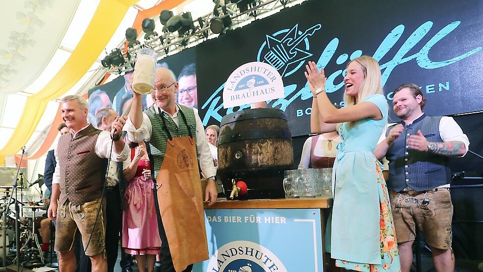 Oberb&uuml;rgermeister Alexander Putz beim Anzapfen eines Fasses mit Landshuter Brauhaus-Bier. Sein Festbier l&auml;sst das Brauhaus f&uuml;r die Dult bei der Brauerei Wittmann brauen.