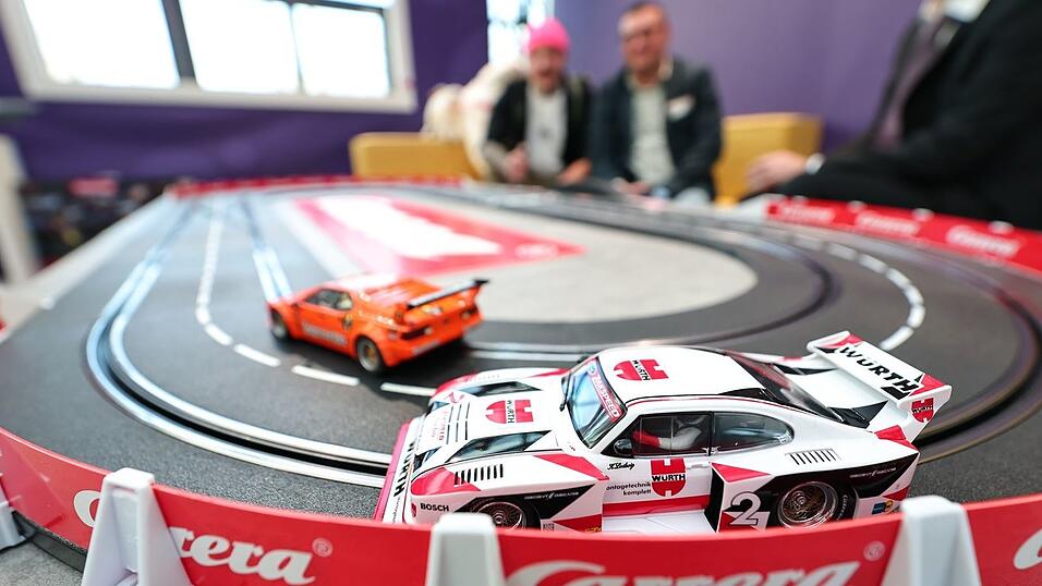 Rennautos geh&ouml;ren auch zu den Spielzeugen, f&uuml;r die sich Erwachsene interessieren.