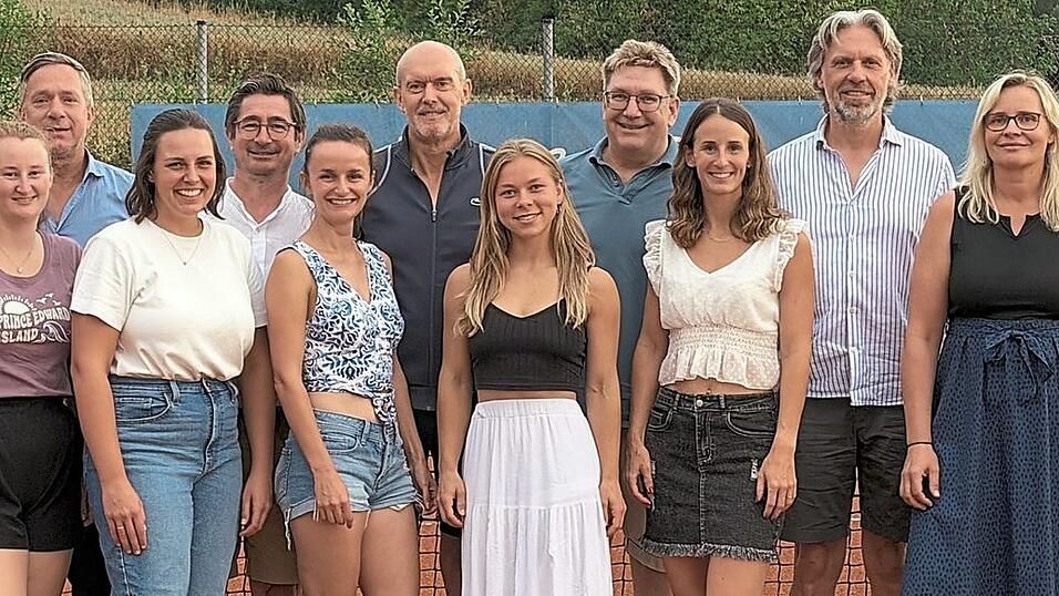 Die Damen und die Herren 50 des SC Tegernbach holten jeweils den Meistertitel. Die Damen und die Herren 50 des SC Tegernbach holten jeweils den Meistertitel.