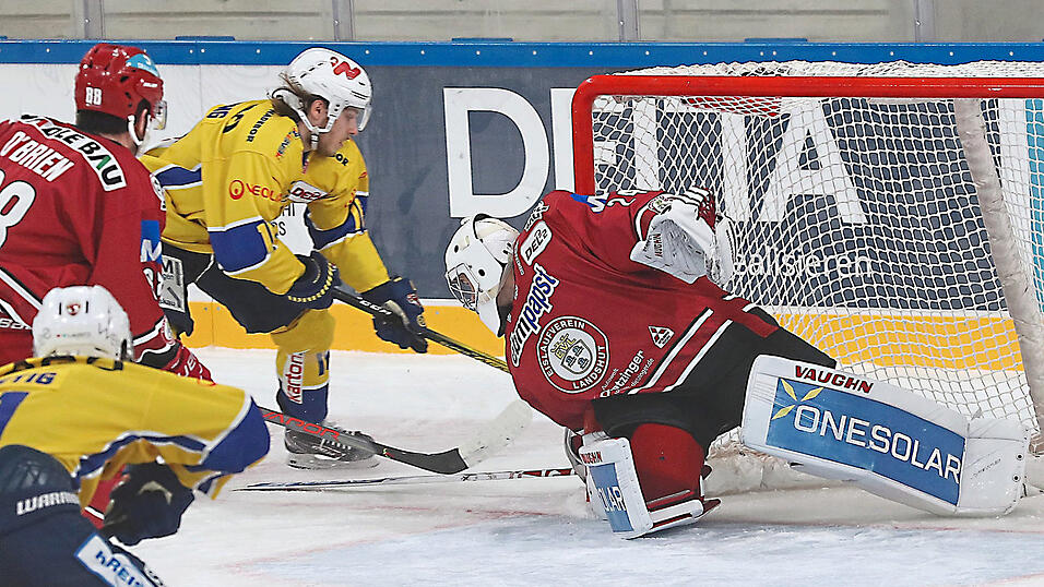 AUF PUCKFANG wird am Wochenende EVL-Torhüter Jaroslav Hübl (rechts) gehen, da sich Dimitri Pätzold erkrankt abgemeldet hat. Beim Sonntagsduell mit Ravensburg trifft er dabei auf seine Ex-Kollegen Mathieu Pompei und Robbie Czarnik. AUF PUCKFANG wird am Wochenende EVL-Torhüter Jaroslav Hübl (rechts) gehen, da sich Dimitri Pätzold erkrankt abgemeldet hat. Beim Sonntagsduell mit Ravensburg trifft er dabei auf seine Ex-Kollegen Mathieu Pompei und Robbie Czarnik.