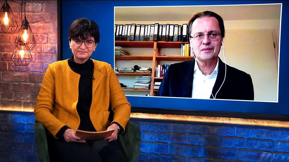 Live-Stream aus dem Studio der Mediaschool Bayern: Sonja Ettengruber, Leiterin der Redaktion Freistunde, im Gespr&auml;ch mit Medienwissenschaftler Prof. Dr. Bernhard P&ouml;rksen.