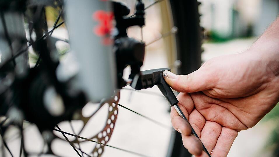 Wenn das Fahrrad l&auml;ngere Zeit im Keller verbracht hat, ben&ouml;tigt es einen Check. In der Galerie finden Sie Tipps vom Experten, wie das Radl auf Vordermann gebracht werden kann.