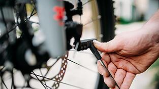 Wenn das Fahrrad l&auml;ngere Zeit im Keller verbracht hat, ben&ouml;tigt es einen Check. In der Galerie finden Sie Tipps vom Experten, wie das Radl auf Vordermann gebracht werden kann.