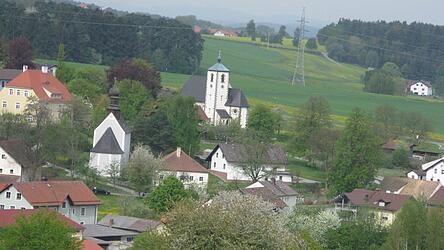 Die zwei Kirchen pr&auml;gen nicht nur das Ortsbild von Obertr&uuml;benbach, sondern auch das kulturelle und gesellige Leben im Dorf. Am Kirtasonntag wird vom Radiosender Bayern 1 um 12 Uhr das Mittagsl&auml;uten der Filialkirche Sankt Peter und Paul zu h&ouml;ren sein.