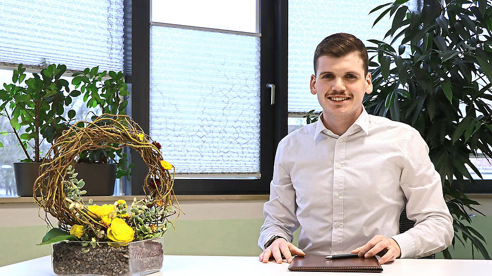 Florian Weinzierl ist mit 27 Jahren stellvertretender Amtsleiter des Standesamts in Straubing. Seit 2016 arbeitet er schon dort, seit 2018 als Standesbeamter. Florian Weinzierl ist mit 27 Jahren stellvertretender Amtsleiter des Standesamts in Straubing. Seit 2016 arbeitet er schon dort, seit 2018 als Standesbeamter.