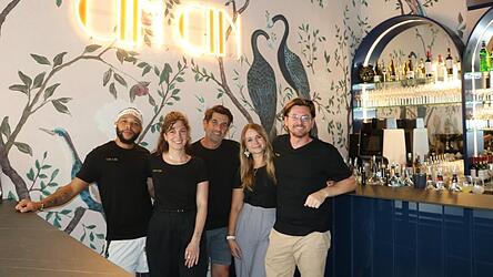 Radek (von rechts) und Beatris Korek mit Baris Albayrak und ihrem Team des „Cin Cin“