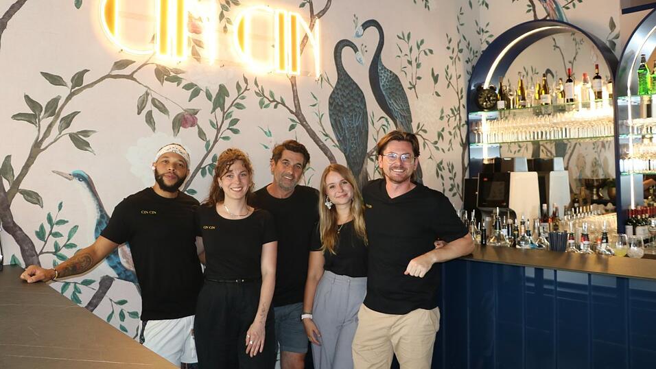 Radek (von rechts) und Beatris Korek mit Baris Albayrak und ihrem Team des &bdquo;Cin Cin&ldquo;