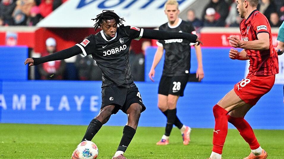 Johan Manzambi schießt das 1:0 für den SC Freiburg.