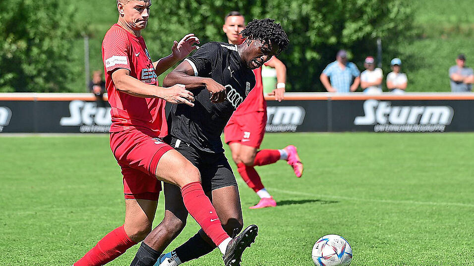 Der Einsatz von Abwehrmann Alexander Sigl (links) bei der SpVgg Hankofen-Hailing ist im Heimspiel gegen Schlusslicht 1. SC Feucht wegen einer Knieblessur fraglich. Der Einsatz von Abwehrmann Alexander Sigl (links) bei der SpVgg Hankofen-Hailing ist im Heimspiel gegen Schlusslicht 1. SC Feucht wegen einer Knieblessur fraglich.