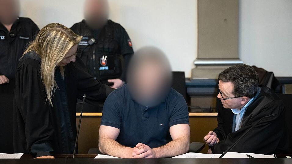 Nach der Mordserie mit vier Toten im niedersächsischen Landkreis Rotenburg (Wümme) ist der angeklagte Bundeswehrsoldat zu lebenslanger Haft verurteilt worden. Nach der Mordserie mit vier Toten im niedersächsischen Landkreis Rotenburg (Wümme) ist der angeklagte Bundeswehrsoldat zu lebenslanger Haft verurteilt worden.