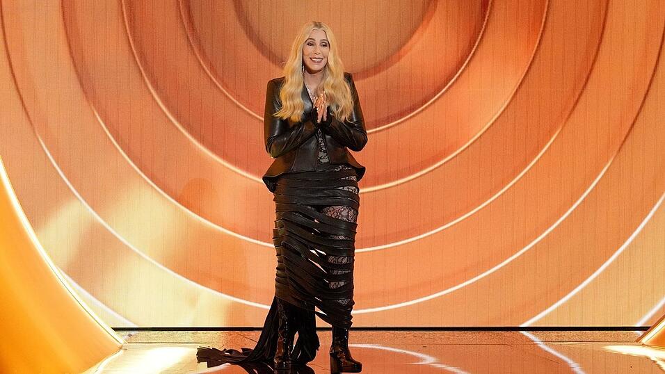 Cher präsentiert den Preis für die Aufnahme des Jahres. Cher präsentiert den Preis für die Aufnahme des Jahres.