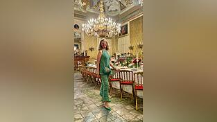 Prinzessin Carine Vanni Calvello Mantegna di Gangi im prunkvollen Ballsaal des Palazzo Valguarnera-Gangi, der durch Viscontis filmisches Meisterwerk 'Der Leopard' weltber&uuml;hmt wurde.