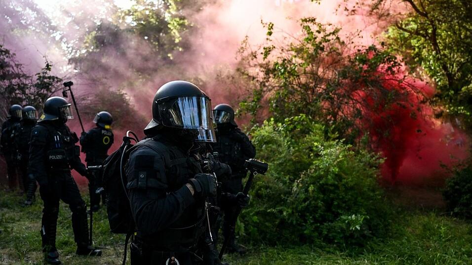 In Leipzig kommt es zu Zusammenstößen zwischen Polizei und Demonstranten.