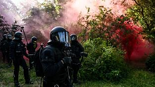In Leipzig kommt es zu Zusammenstößen zwischen Polizei und Demonstranten.