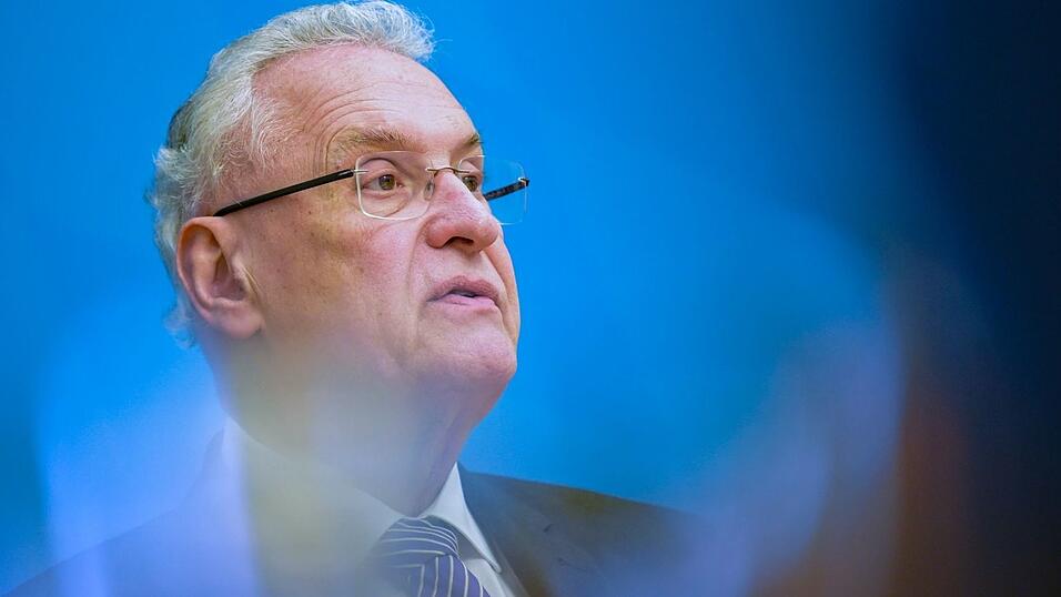 Bayerns Innenminister Joachim Herrmann (CSU) schafft ein neues Landesamt f&uuml;r Bev&ouml;lkerungsschutz - das ausdr&uuml;cklich auch Antworten f&uuml;r den Zivilschutz im Falle eines Krieges haben soll (Archivbild).