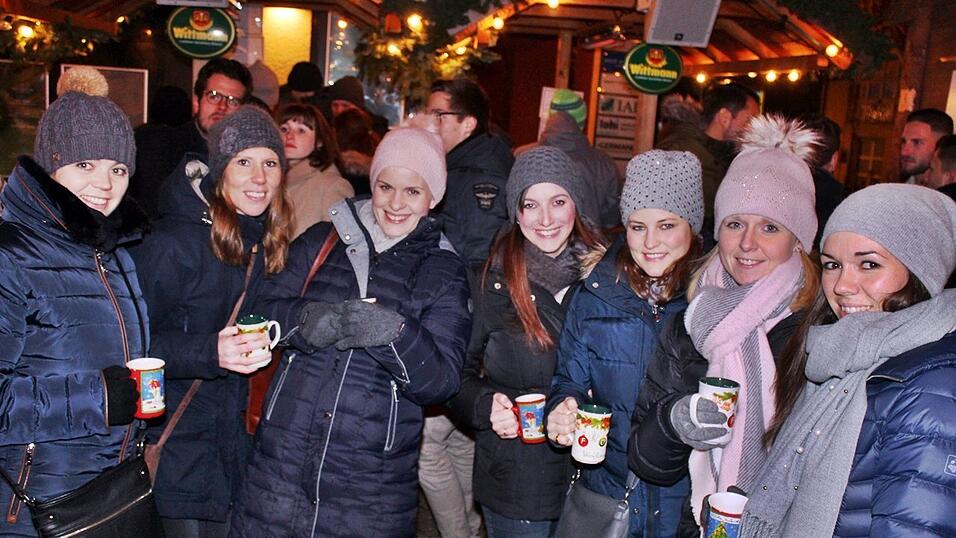 Auch am Samstag, 15. Dezember, strömten wieder etliche Besucher aus Landshut und Umgebung zur Weihnachtspyramide am Alten Viehmarkt. Auch am Samstag, 15. Dezember, strömten wieder etliche Besucher aus Landshut und Umgebung zur Weihnachtspyramide am Alten Viehmarkt.