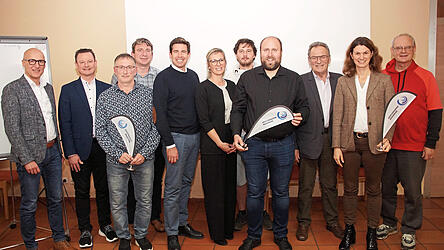 Von links: Jugendamtsleiter Johann Götz, Josef Weitzer, Wolfgang Schmid, KJR-Vizevorsitzender Josef Steinberger, Landtagsabgeordneter Patrick Grossmann, die neue Geschäftsführerin Susanne Knöpfle, Korbinian Fink, KJR-Vorsitzender Fabian Kaptein, Bürgermeister Hans Thiel, Landrätin Tanja Schweiger und Bezirksjugendringsvorsitzender Detlef Staude.