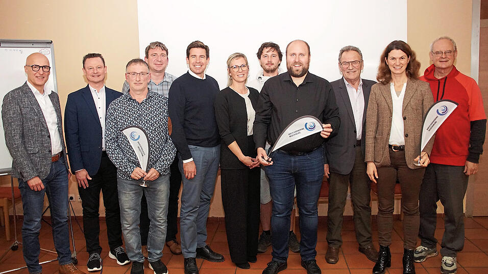 Von links: Jugendamtsleiter Johann Götz, Josef Weitzer, Wolfgang Schmid, KJR-Vizevorsitzender Josef Steinberger, Landtagsabgeordneter Patrick Grossmann, die neue Geschäftsführerin Susanne Knöpfle, Korbinian Fink, KJR-Vorsitzender Fabian Kaptein, Bürgermeister Hans Thiel, Landrätin Tanja Schweiger und Bezirksjugendringsvorsitzender Detlef Staude. Von links: Jugendamtsleiter Johann Götz, Josef Weitzer, Wolfgang Schmid, KJR-Vizevorsitzender Josef Steinberger, Landtagsabgeordneter Patrick Grossmann, die neue Geschäftsführerin Susanne Knöpfle, Korbinian Fink, KJR-Vorsitzender Fabian Kaptein, Bürgermeister Hans Thiel, Landrätin Tanja Schweiger und Bezirksjugendringsvorsitzender Detlef Staude.