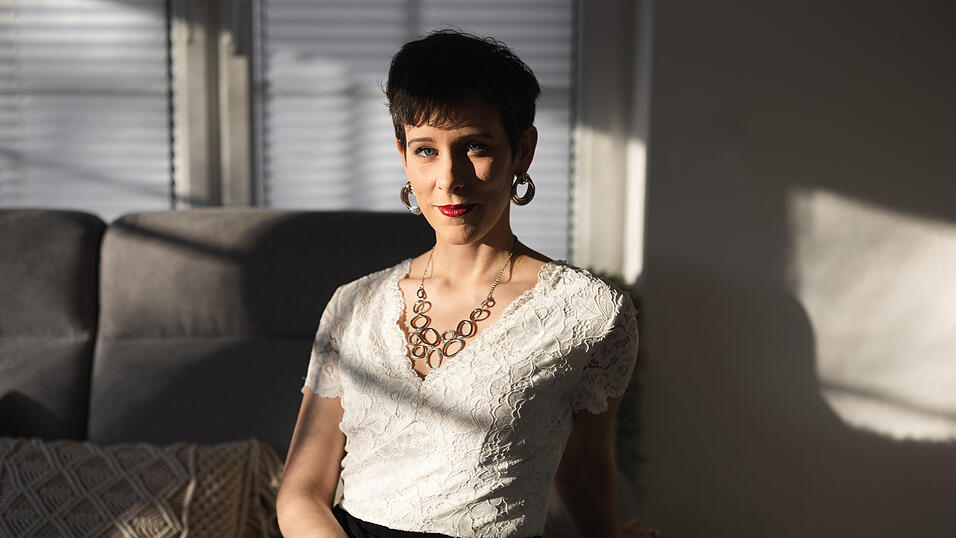 Die 1987 geborene Autorin Annika B&uuml;hnemann hat zun&auml;chst Business Administration studiert, bevor sie zum Schreiben kam. Sie begleitet auch angehende Schriftsteller auf dem Weg zum ersten Buch.